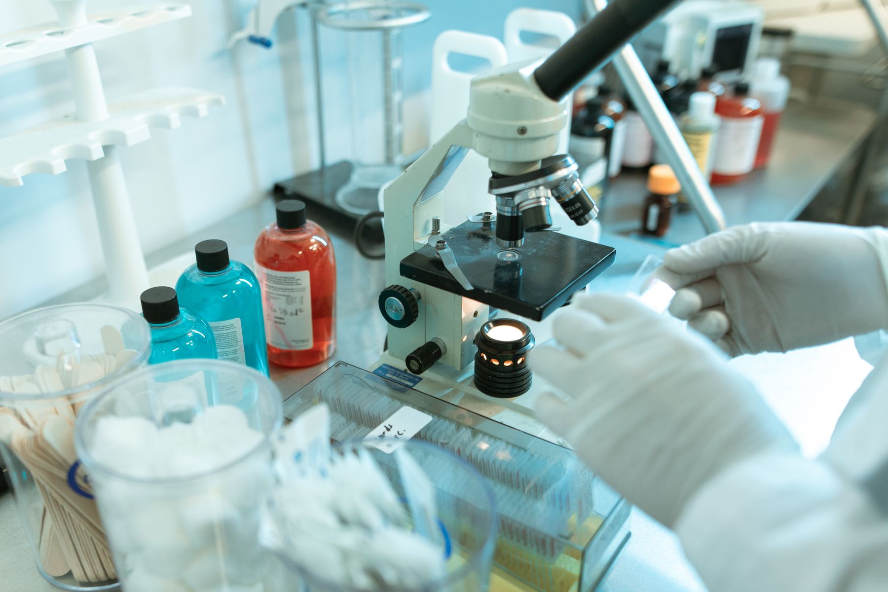 Wissenschaftlerin bei der Arbeit im Labor