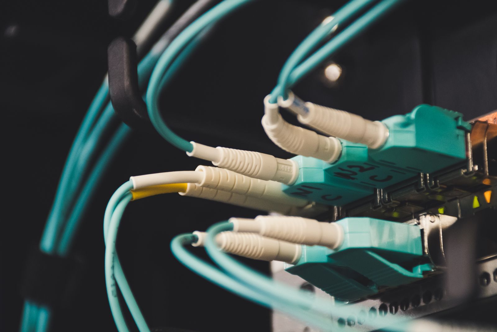 Glasfaser- und Netzwerkkabel in einem Serverraum