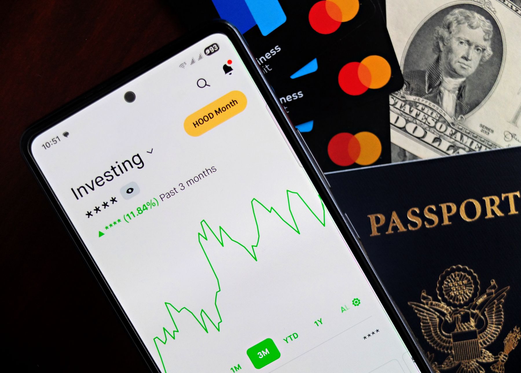Investment-App auf einem Smartphone als Symbol für digitale Wertpapierinfrastruktur