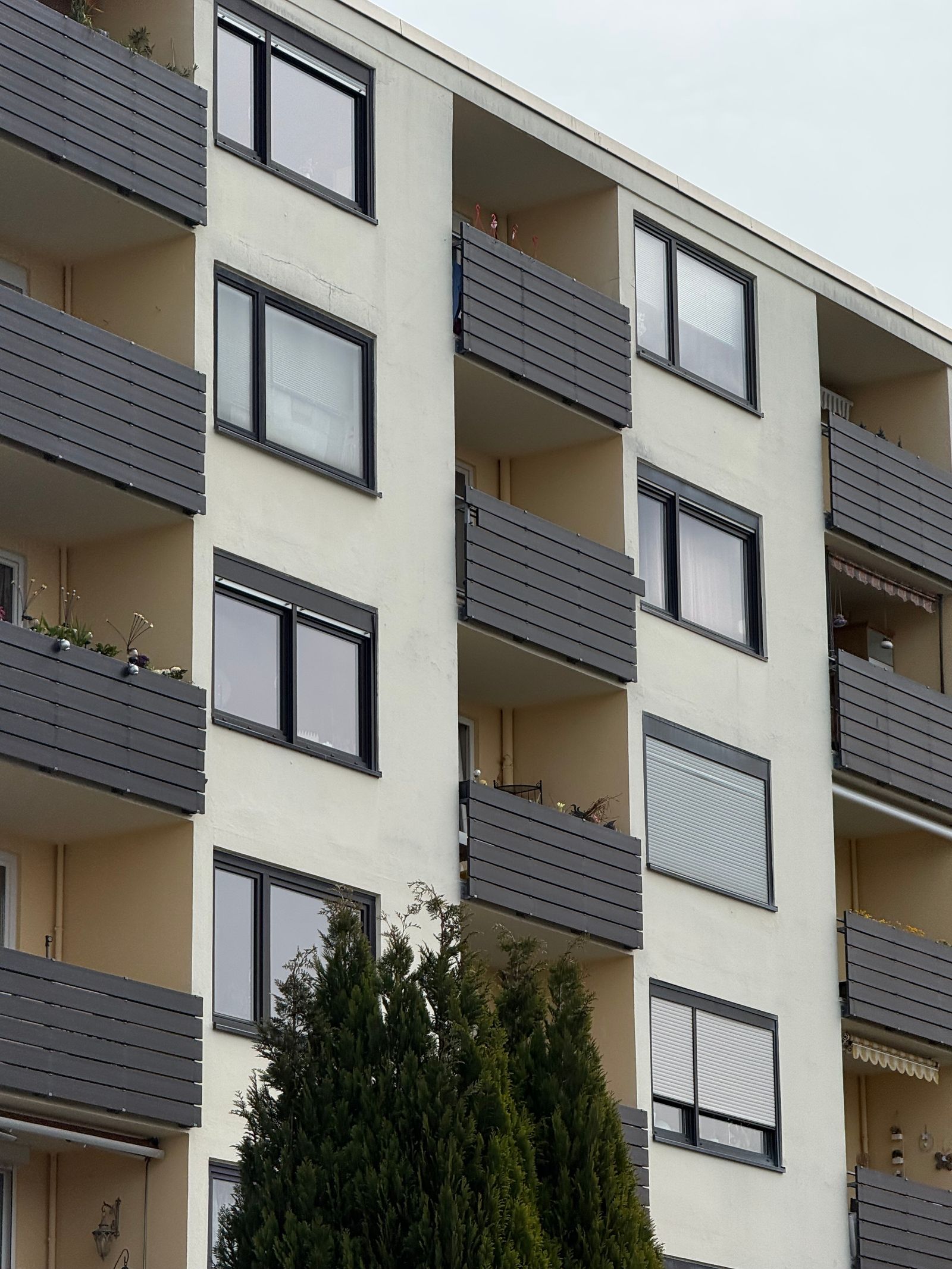 Modernes Wohngebäude mit Balkonen in Düsseldorf