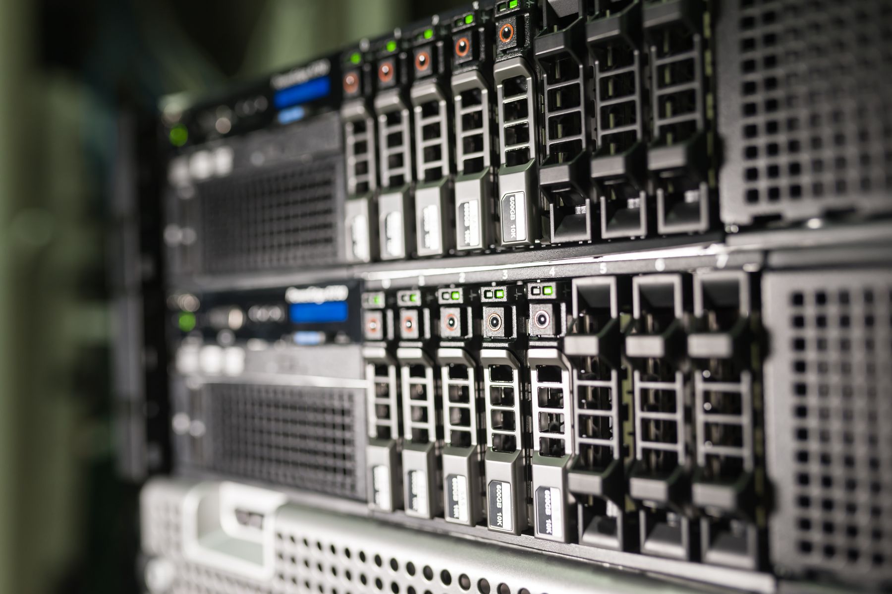 Servertechnik als Symbol für Websuche und Infrastruktur für KI-Agenten