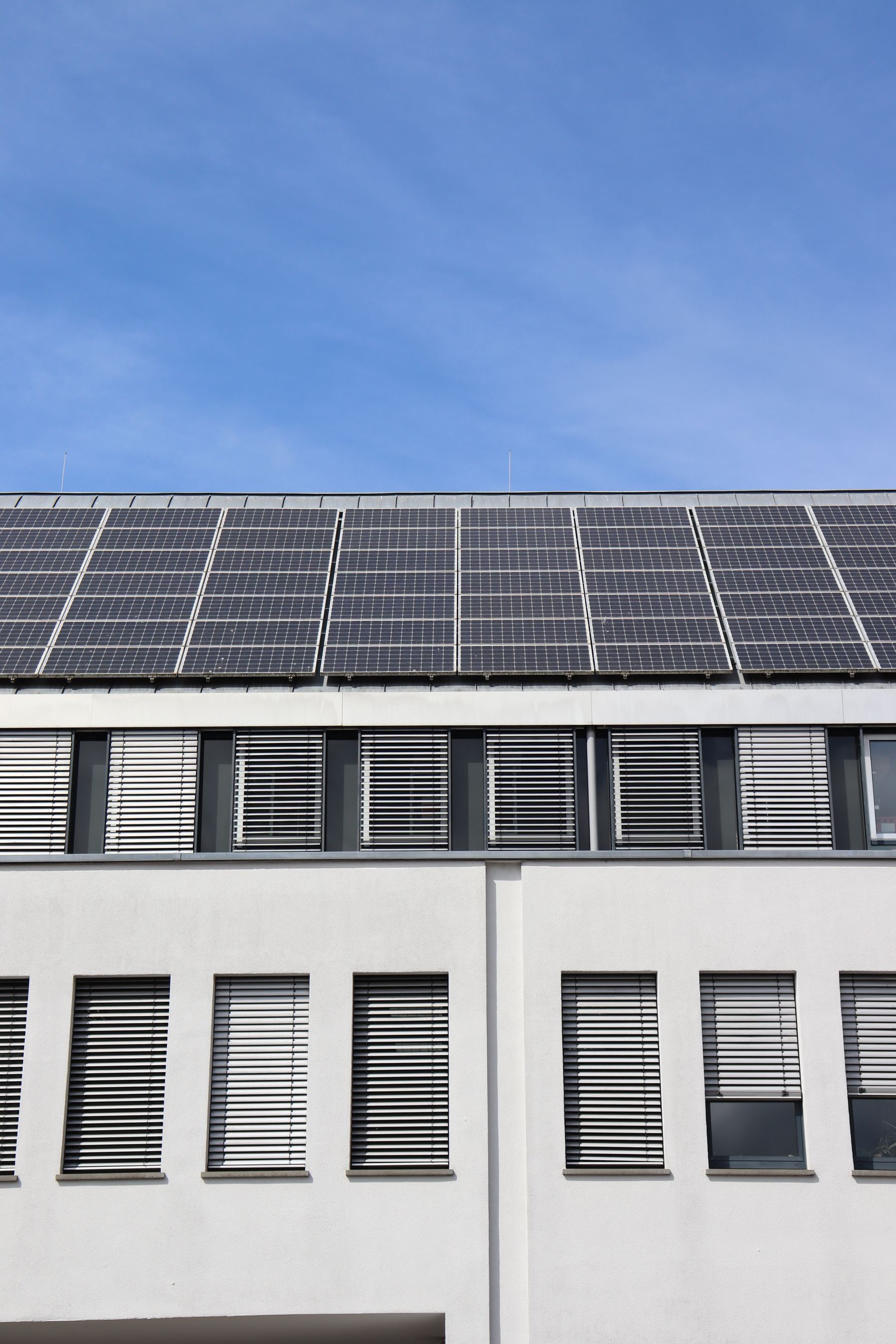 Modernes Gebäude mit Solarmodulen als Symbol für neue Energietechnologien